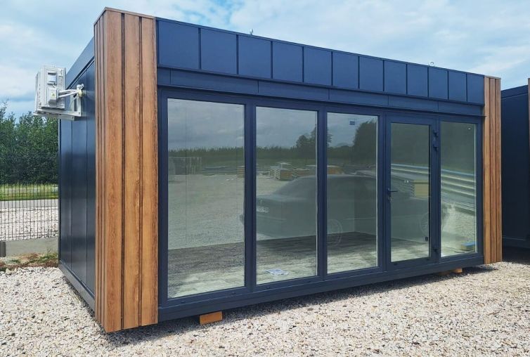 Pawilon kontener 7x3 przeszklony front