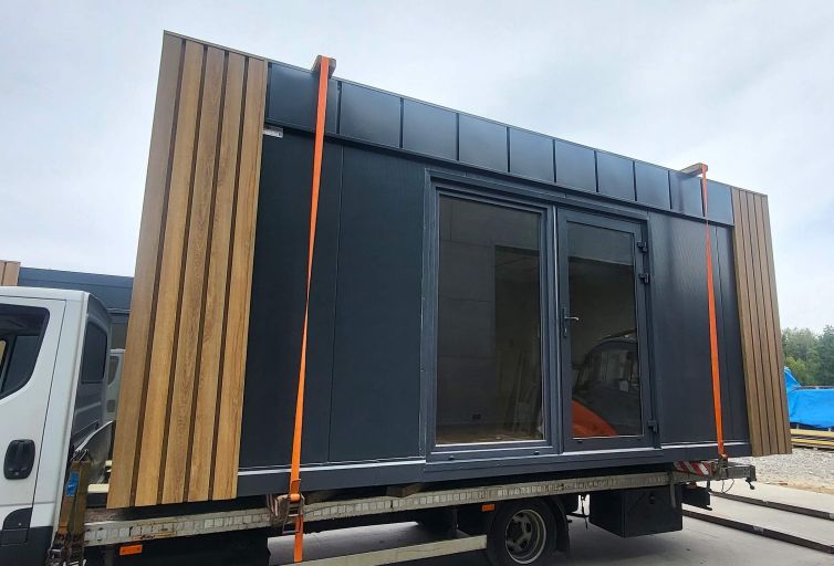 Pawilon z płyty załadunek transport